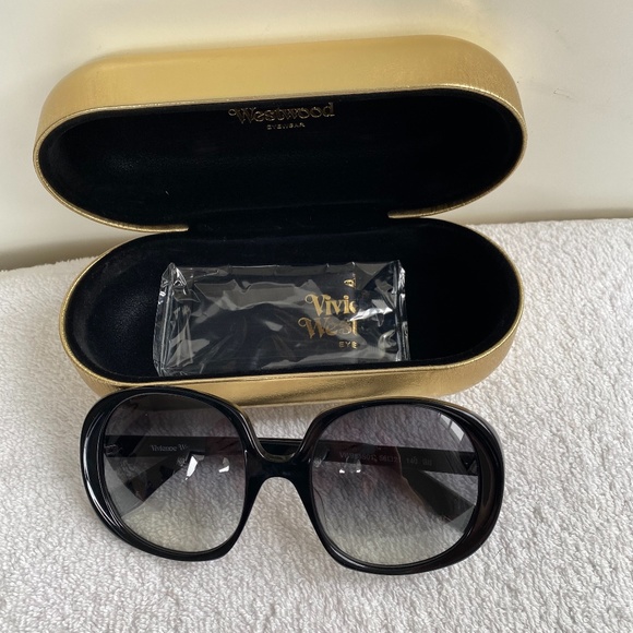 Vivienne Westwood drama-sized Sunglasses - Picture 2 of 7